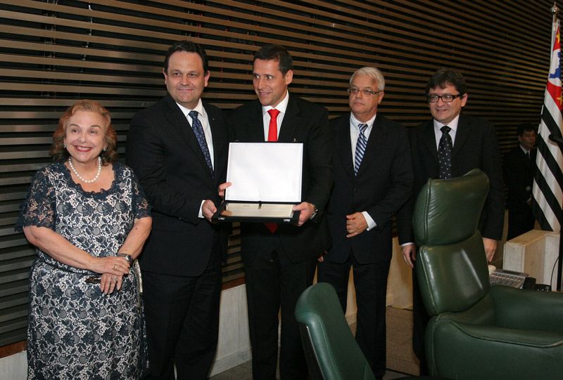 ALESP presta homenagem à AGU