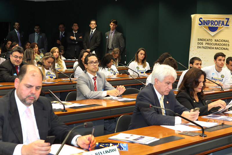 Câmara realiza primeiro debate sobre PLP 205