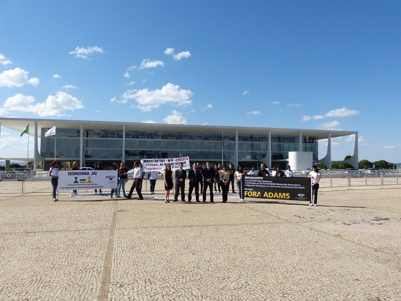 SINPROFAZ reforça campanha “Fora Adams” durante ato na Esplanada