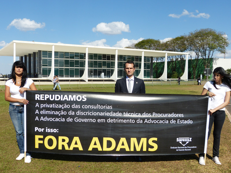 SINPROFAZ reforça campanha “Fora Adams” durante ato na Esplanada