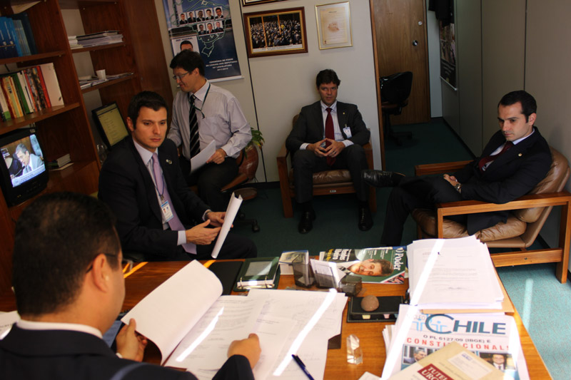 Dirigentes e parlamentares solicitam audiência com Presidente Dilma