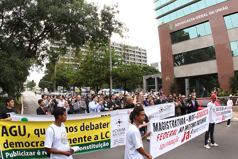 Mais de 200 Advogados Públicos Federais protestaram na sede da AGU