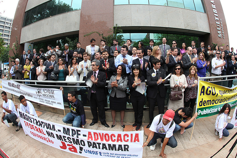 Mais de 200 Advogados Públicos Federais protestaram na sede da AGU