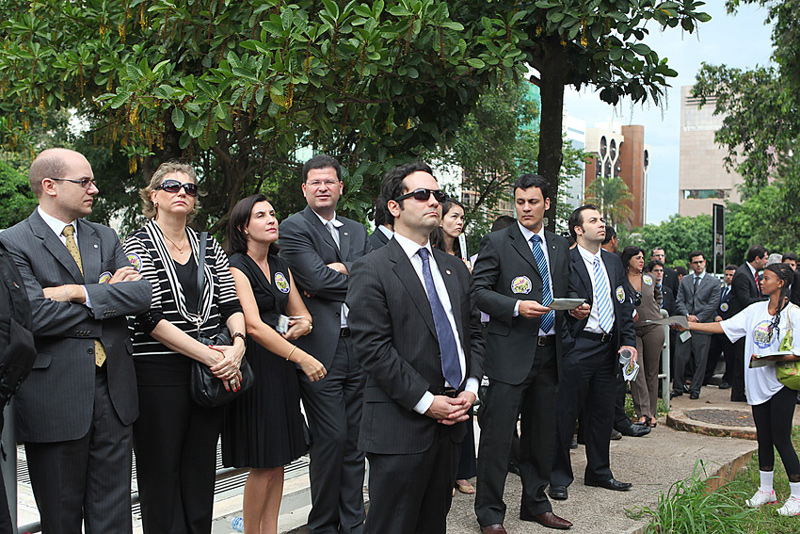 Mais de 200 Advogados Públicos Federais protestaram na sede da AGU