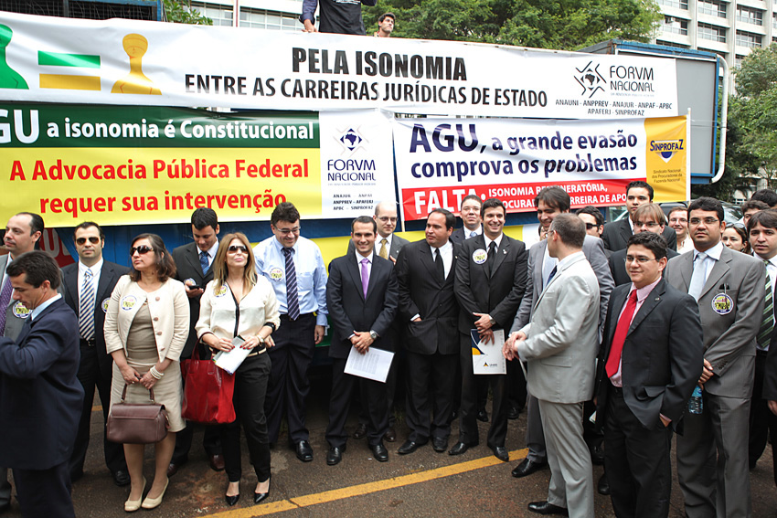 Mais de 200 Advogados Públicos Federais protestaram na sede da AGU