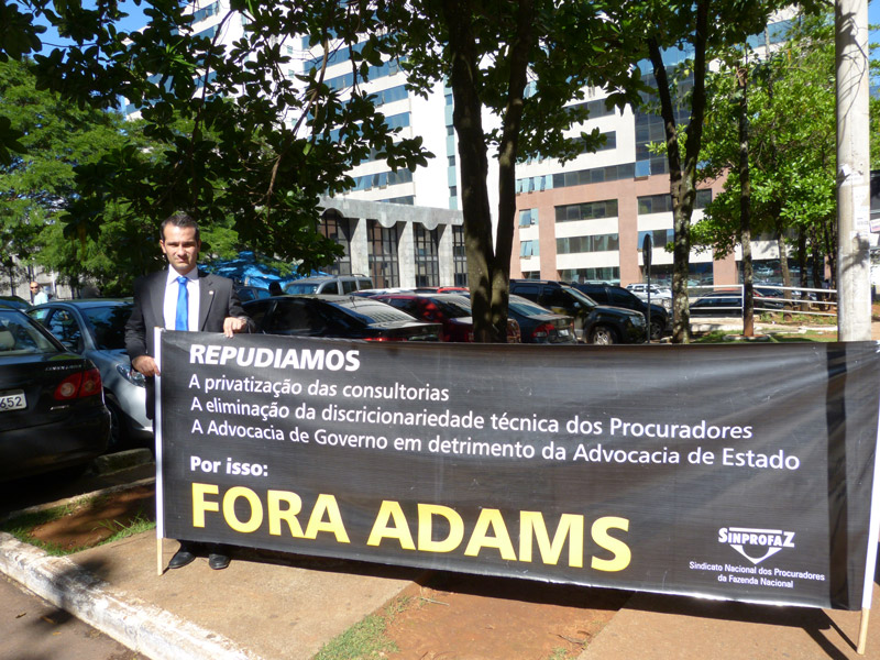 SINPROFAZ reforça movimento Fora Adams em mobilização na AGU