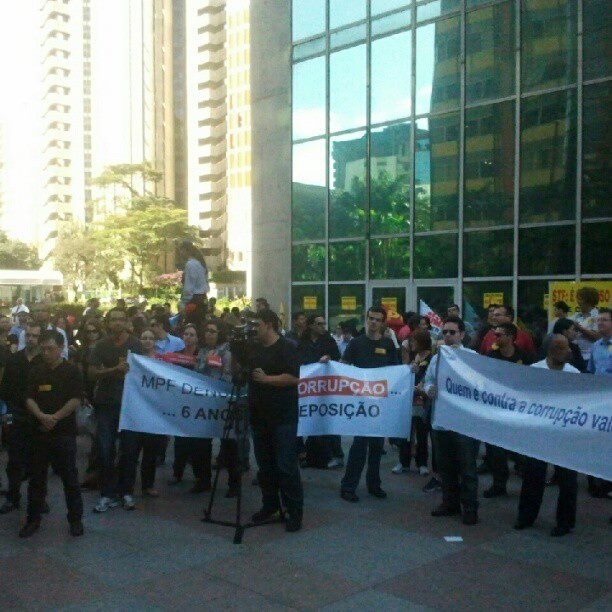 Carreiras mobilizadas ocupam praça do TRF na Av. Paulista