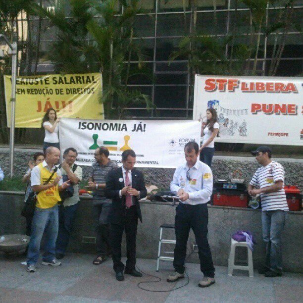 Carreiras mobilizadas ocupam praça do TRF na Av. Paulista