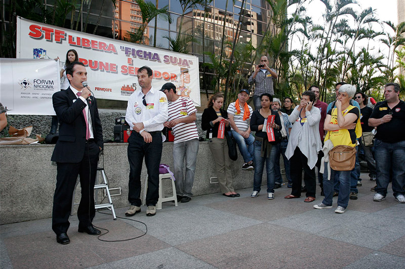 Carreiras mobilizadas ocupam praça do TRF na Av. Paulista