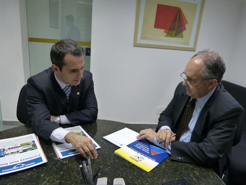 Senador Cristovam Buarque toma conhecimento da situação da Carreira